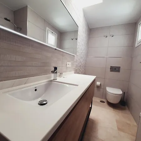 Modern Family Above Swimming Pool Appartement