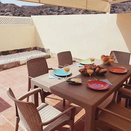Modern Family Above Swimming Pool Apartment Puerto Rico (Gran Canaria)