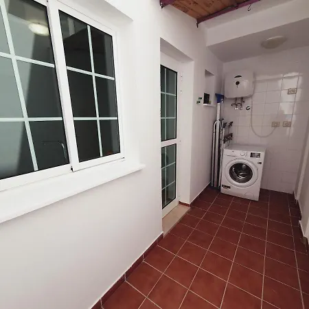 Modern Family Above Swimming Pool Apartment *