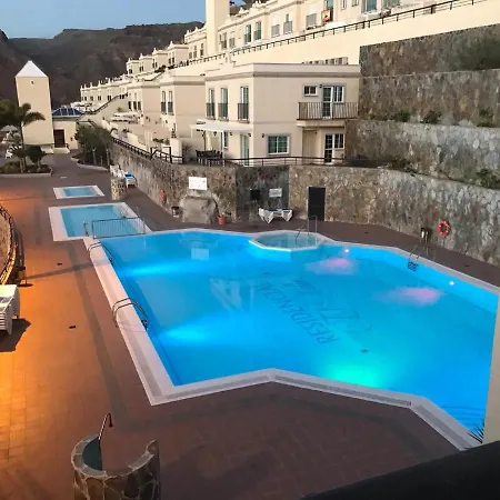 Modern Family Above Swimming Pool * Puerto Rico (Gran Canaria)