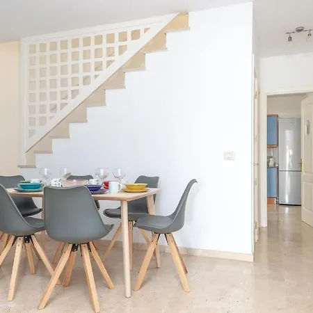 Modern Family Above Swimming Pool Apartment *